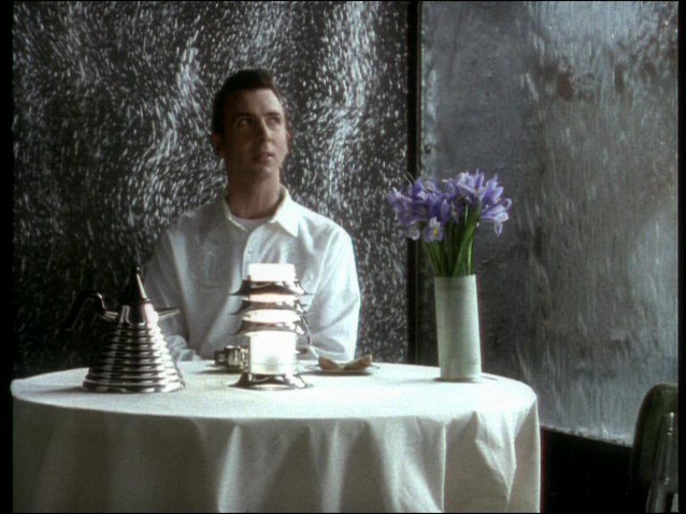 Diesmal kein Plattencover, sondern ein Bild aus dem Videoclip zu Say Hello Wave Goodbye. Man achte auf den Designer-Teekessel von Alessi...