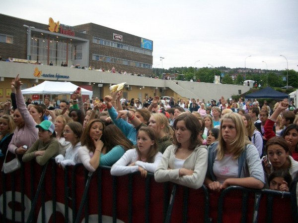 ...ob die M�dels im Publikum sich mehr f�r John Cougar oder den Moderator interessieren, ist nicht �berliefert...