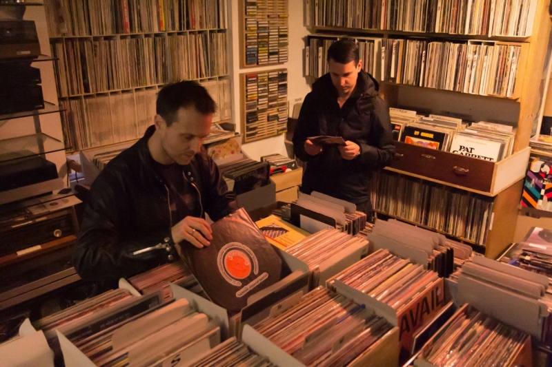 Blank & Jones im Plattenladen...mit Pink Floyd T-Shirt!